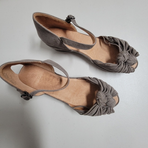 Gentle Souls By Kenneth Cole Women's Lily Knot Sandals. - Picture 2 of 11